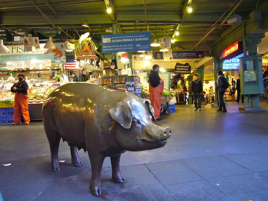 Pig in Pike Place Market Seattle (1) Pictures Geography im